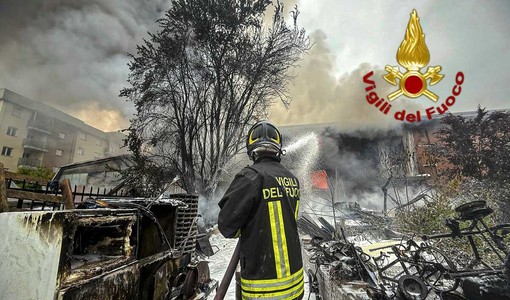 Incendio in una carrozzeria di Settimo: 20 squadre dei Vigili del fuoco impegnate