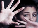 donna che si protegge con le mani