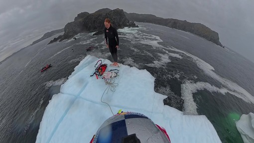 La prima donna a tuffarsi da un iceberg, il video dell'impresa della canadese Molly Carlson La prima donna a tuffarsi da un iceberg, il video dell'impresa della canadese Molly Carlson