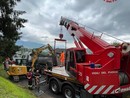 Giaveno: autocarro resta pericolosamente in bilico, i Vigili del Fuoco lo rimettono in strada