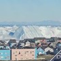 Grosso iceberg si spezza e si capovolge davanti alle coste della Groenlandia
