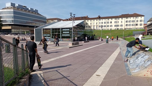 Torino sfiora i 30° ma in piazzale Valdo Fusi manca l'acqua, la richiesta degli skateboarder: &quot;Dateci un Toret&quot;