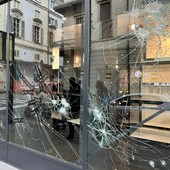 vetrine rovinate dalla furia anarchica