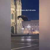 Si lancia dal Duomo di Milano con un paracadute, fermato 32enne Si lancia dal Duomo di Milano con un paracadute, fermato 32enne