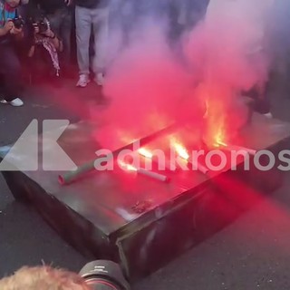 Cortei a Napoli, manifestanti bruciano carro armato di carta Cortei a Napoli, manifestanti bruciano carro armato di carta
