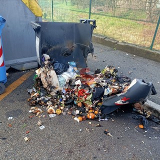 Vandali in azione a Nichelino: bruciati i cassonetti dell'immondizia vicino alla stazione