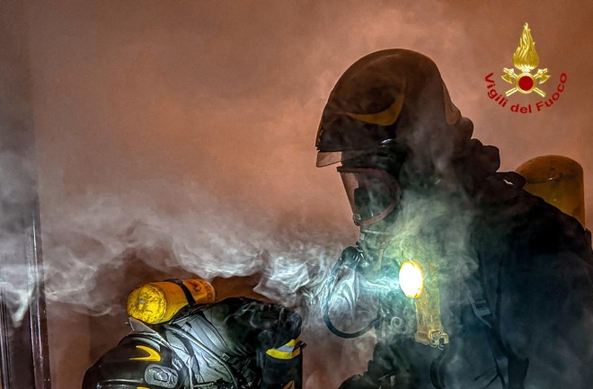 L'intervento dei vigili del fuoco reso difficile dalla recente alluvione