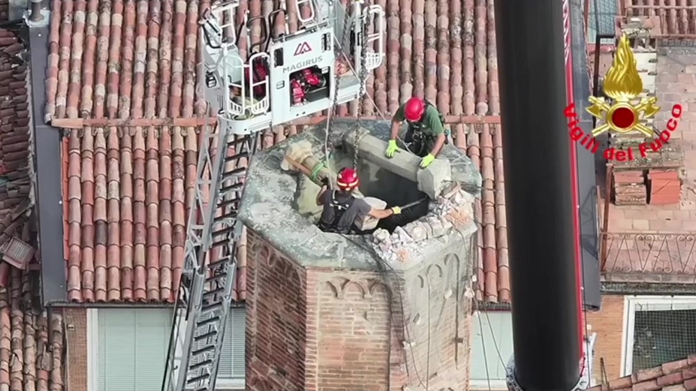 Maltempo Cremona, il video dall'alto dei vigili del fuoco che mettono in sicurezza la torre civica Maltempo Cremona, il video dall'alto dei vigili del fuoco che mettono in sicurezza la torre civica