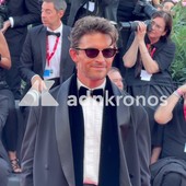 Venezia 2026, tutti pazzi per il visconte di 'Bridgerton' Jonathan Bailey