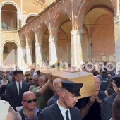 Funerali don Mazzi, l'uscita del feretro sulle note di "Io vagabondo" Funerali don Mazzi, l'uscita del feretro sulle note di "Io vagabondo"