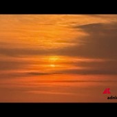 Lo spettacolo dell'eclissi visto dalla spiaggia, sole oscurato dalla luna al tramonto