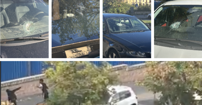 I danni registrati dalle vetture parcheggiate nella zona