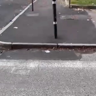 In via Buenos Aires spunta un gradino al posto dello scivolo In via Buenos Aires spunta un gradino al posto dello scivolo