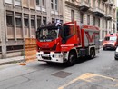 Allarme in via Pastrengo: forte odore di bruciato proveniente da un palazzo, intervengono i vigili del fuoco