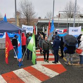 Volantinaggio dei sindacati metalmeccanici davanti alla Magneti Marelli di Venaria