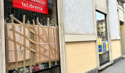 Alcune delle vetrine rovinate dopo gli incidenti del marzo 2023