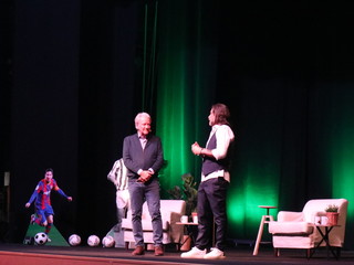 Il calcio si trasferisce sulle assi del palcoscenico