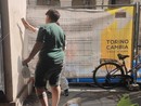Volontari, commercianti e il Comune fanno squadra per ripulire via Po dalle scritte