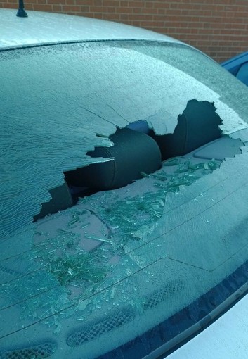 A Nichelino gli incivili prendono di mira le auto parcheggiate