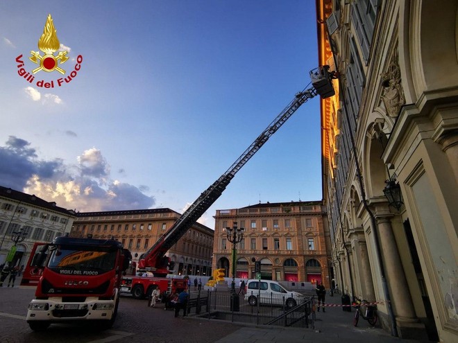 L'intervento dei Vigili del fuoco in piazza San Carlo