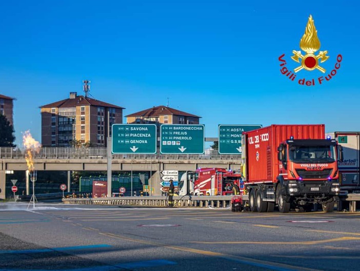 Tir perde carburante, chiuso lo svincolo della Tangenziale nord