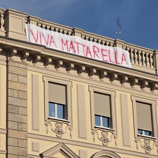 Scontro tra Meloni ed il Presidente. In piazza San Carlo striscione &quot;Viva Mattarella&quot;