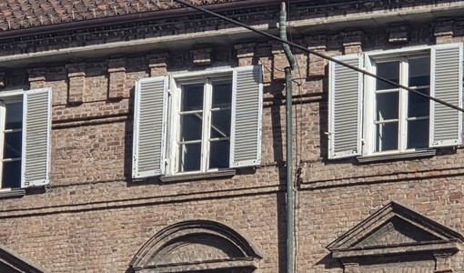 Il vento a 70 km/h spezza una grondaia sopra il Regio Il vento a 70 km/h spezza una grondaia sopra il Regio