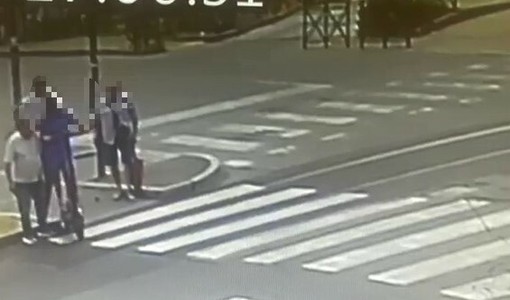 In monopattino derubano un anziano in via Stradella (estratto dal video della Polizia) In monopattino derubano un anziano in via Stradella (estratto dal video della Polizia)
