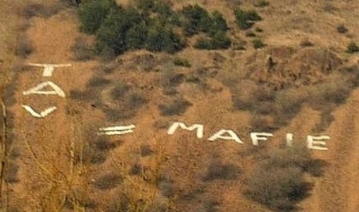 Val Susa, esposto dei Radicali contro la scritta “Tav=mafie” sul Monte Musinè: “Infamante e illegale”