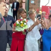 Un mazzo di fiori per Penelope Cruz a Venezia 83, lo spasimante è un gentleman giovanissimo