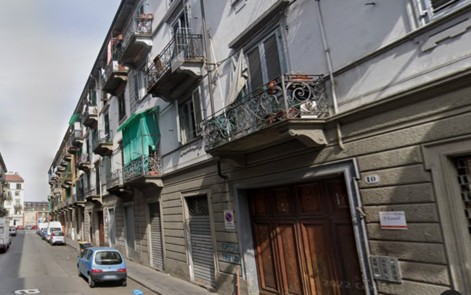 Blitz anti-droga nel condominio d’Aurora covo di spaccio e irregolari: due arresti
