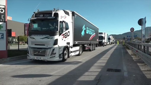 Presidio autotrasportatori al confine fra Abruzzo e Molise: "Per ogni camion 8mila euro al mese di gasolio"