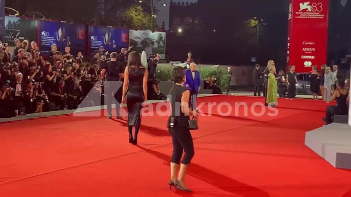 Lino Banfi e Irina Shayk, il red carpet più improbabile a Venezia 83