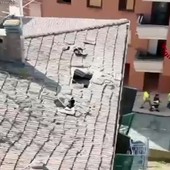 Esplosione all'ultimo piano di un palazzo a Perugia, crolla il tetto Esplosione all'ultimo piano di un palazzo a Perugia, crolla il tetto
