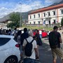 Le persone in attesa, fuori dalla stazione di Bussoleno Le persone in attesa, fuori dalla stazione di Bussoleno