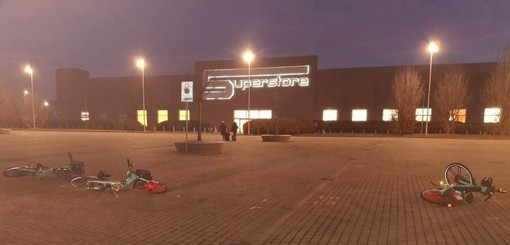 Vandali in azione fuori dall'Esselunga di Moncalieri: bici rovinate