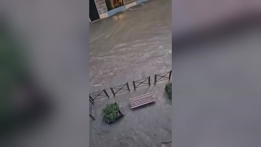 Maltempo in Liguria, a Chiavari auto come gommoni sulle strade