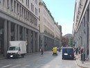 via Roma con auto