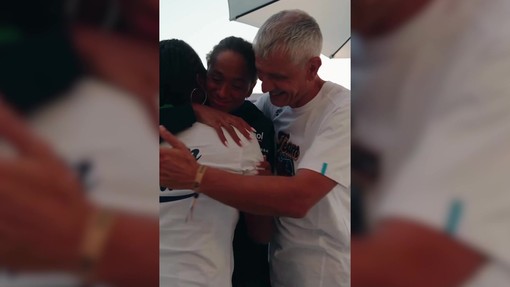 Sara Curtis, l'abbraccio emozionante con i genitori dopo il nuovo record del mondo Sara Curtis, l'abbraccio emozionante con i genitori dopo il nuovo record del mondo