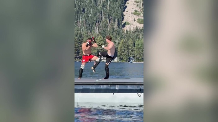 Mark Zuckerberg sfida il campione di arti marziali in mezzo a un lago, il video del combattimento Mark Zuckerberg sfida il campione di arti marziali in mezzo a un lago, il video del combattimento