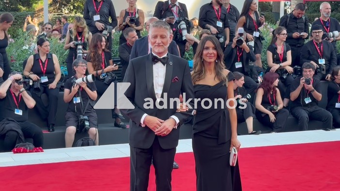 Venezia 83, il ministro Giuli sul red carpet con i colori della Palestina Venezia 83, il ministro Giuli sul red carpet con i colori della Palestina