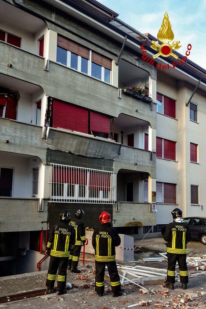 Esplosione in una palazzina di quattro piani a Rivarolo: un ferito grave
