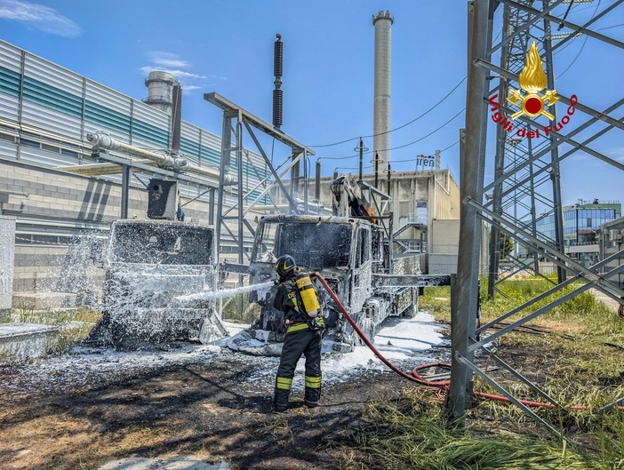 Moncalieri, a fuoco due mezzi pesanti: i pompieri riportano l'area in sicurezza