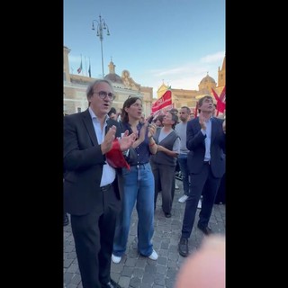 Schlein, Fratoianni e Bonelli cantano 'Bella Ciao' sotto il palco della Cgil