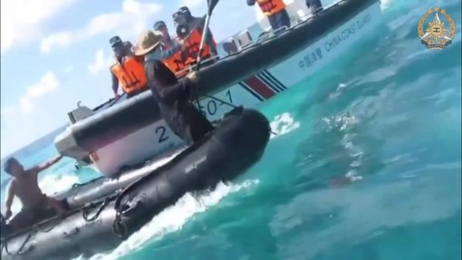 Scontro in mare tra Cina e Filippine, con manganelli e remi nelle acque contese Scontro in mare tra Cina e Filippine, con manganelli e remi nelle acque contese