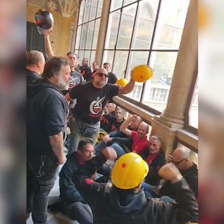 Ex Ilva, operai occupano prefettura di Genova al grido: "Lo stabilimento non si chiude" Ex Ilva, operai occupano prefettura di Genova al grido: "Lo stabilimento non si chiude"