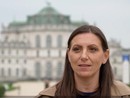 L'esponente di AVS Valentina Cera e sullo sfondo la Palazzina di Stupinigi L'esponente di AVS Valentina Cera e sullo sfondo la Palazzina di Stupinigi