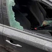 Finestrini e parabrezza sfondato, auto vandalizzata ad Aurora. I residenti: &quot;Ragazzo di strada aggressivo&quot;