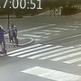 In monopattino derubano un anziano in via Stradella (estratto dal video della Polizia)