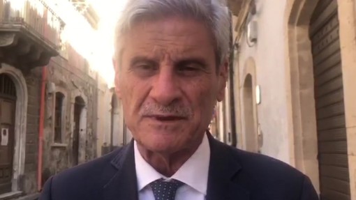 Sicilia, svastica con i tappetini fitness nella villa comunale di Militello Sicilia, svastica con i tappetini fitness nella villa comunale di Militello